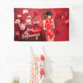 Chinesisches Neujahrsmädchen mit einem roten Regen Banner (Insitu)