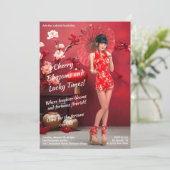 Chinesisches Neujahrsmädchen mit einem roten Regen Einladung (Stehend Vorderseite)