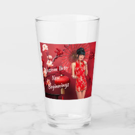 Chinesisches Neujahrsmädchen mit einem roten Regen Glas