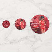 Chinesisches Neujahrsmädchen mit einem roten Regen Konfetti (Vorderseiten)