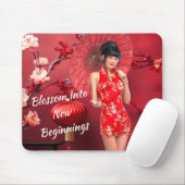 Chinesisches Neujahrsmädchen mit einem roten Regen Mousepad (Mit Mouse)
