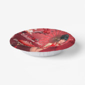 Chinesisches Neujahrsmädchen mit einem roten Regen Pappteller (Gewinkelt)