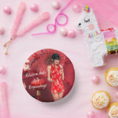 Chinesisches Neujahrsmädchen mit einem roten Regen Pappteller (Party)