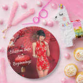 Chinesisches Neujahrsmädchen mit einem roten Regen Pappteller (Party)