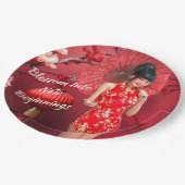 Chinesisches Neujahrsmädchen mit einem roten Regen Pappteller (Schrägansicht)