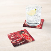 Chinesisches Neujahrsmädchen mit einem roten Regen Rechteckiger Pappuntersetzer (Vor Ort)