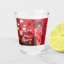 Chinesisches Neujahrsmädchen mit einem roten Regen Schnapsglas