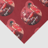 Chinesisches Neujahrsmädchen mit einem roten Regen Seidenpapier (Ausschnitt)