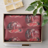 Chinesisches Neujahrsmädchen mit einem roten Regen Seidenpapier (Geschenk)