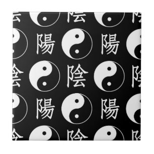 Chinesisches Textmuster für das Black Yinyang-Symb Fliese