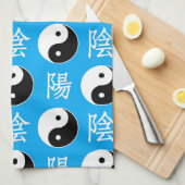 Chinesisches Yinyang-Muster mit blauem Hintergrund Geschirrtuch (Viertel Falte)