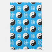 Chinesisches Yinyang-Muster mit blauem Hintergrund Geschirrtuch (Vertikal)
