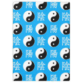 Chinesisches Yinyang-Muster mit blauem Hintergrund Klemmbrett (Rückseite)