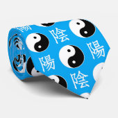 Chinesisches Yinyang-Muster mit blauem Hintergrund Krawatte (Gerollt)