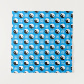 Chinesisches Yinyang-Muster mit blauem Hintergrund Wandteppich (Vorderseite (Horizontal))