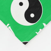 Chinesisches Yinyang-Muster mit grünem Hintergrund Fleecedecke (Ecke)