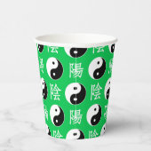 Chinesisches Yinyang-Muster mit grünem Hintergrund Pappbecher (Rechts)