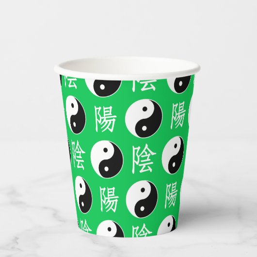 Chinesisches Yinyang-Muster mit grünem Hintergrund Pappbecher (Vorderseite)
