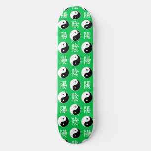 Chinesisches Yinyang-Muster mit grünem Hintergrund Skateboard