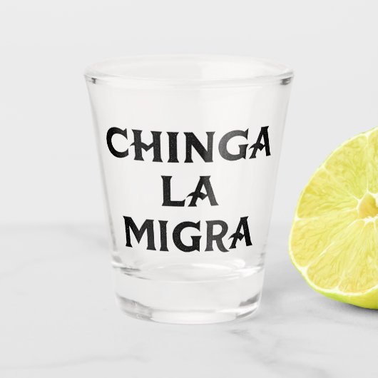 Chinga LA Migra Schnapsglas (Vorderseite)