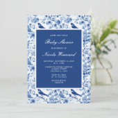 Chinoiserie Blue Birds and Blume Baby Shower Einladung (Stehend Vorderseite)