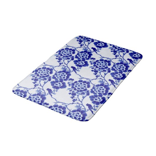 Chinoiserie Blue und White Bird Floral Hampton Badematte (Schrägansicht)