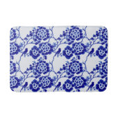Chinoiserie Blue und White Bird Floral Hampton Badematte (Vorderseite)