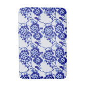 Chinoiserie Blue und White Bird Floral Hampton Badematte (Vorderseite Vertikal)