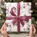 Chinoiserie Burgundy & White Christmas Ornament Geschenkpapier<br><div class="desc">Mit diesem eleganten Chinoiserie Burgundy & White Christmas Ornament Wrapping Paper stärken Sie Ihre Urlaubsgeschenkverpackung. Dieses elegante, von Toile de Jouy inspirierte Design mit aufwändigen, Vintagen Ornamenten in Bordeaux und knusprig Weiß besticht durch Luxus und zeitlosen Stil. Dieses Verpackungspapier ist ideal geeignet, um Ihren Weihnachtsgeschenken eine raffinierte Touch zu verleihen....</div>