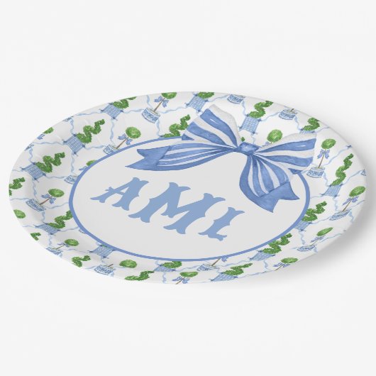 Chinoiserie Monogram Topiary Pappteller (Schrägansicht)