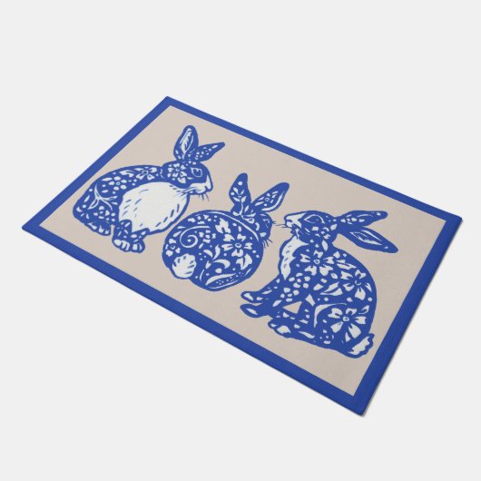 Chinoiserie Rabbit Blue White Bunny Dedham Delft Fußmatte (Schrägansicht)