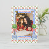 Chinoiserie Topiary mit roten Bögen | Weihnachten Einladung (Stehend Vorderseite)