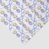 Chinoiserie Vases of Red Strawberries and Blue Bow Seidenpapier (Ausschnitt)