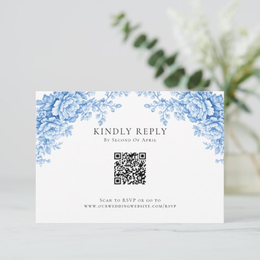 Chinoiserie Wedding Minimal Monogram RSVP QR Code Karte (Stehend Vorderseite)