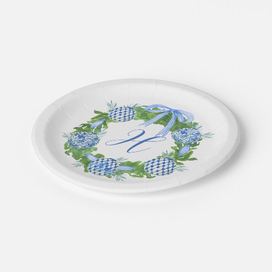 Chinoiserie Wreath Christmas Monogram Pappteller (Schrägansicht)