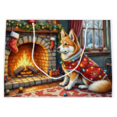 Chinook Sitting by Fireplace with Christmas Lights Große Geschenktüte (Vorderseite)