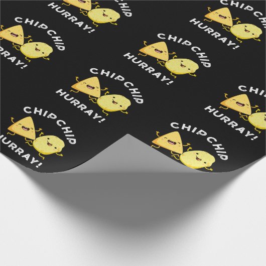 Chip Chip Hooray Funny Happy Crisps Pun Dark BG Geschenkpapier (Ecke)