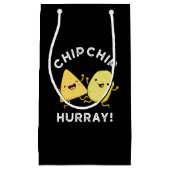 Chip Chip Hooray Funny Happy Crisps Pun Dark BG Kleine Geschenktüte (Vorderseite)