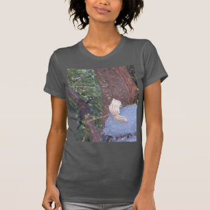 Chipmunk auf einem Baumstumpf T-Shirt