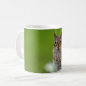 Chipmunk, der auf einem Felsen sitzt Kaffeetasse (Vorderseite Links)