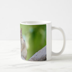 Chipmunk, der auf einem Felsen sitzt Kaffeetasse