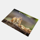 Chipmunk, der eine Erdnuss isst Fußmatte (Schrägansicht)
