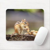 Chipmunk, der eine Erdnuss isst Mousepad (Mit Mouse)