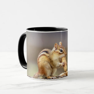 Chipmunk, der eine Erdnuss isst Tasse