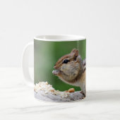 Chipmunk, der Nüsse isst Kaffeetasse (Vorderseite Links)