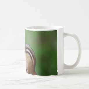 Chipmunk, der Nüsse isst Kaffeetasse