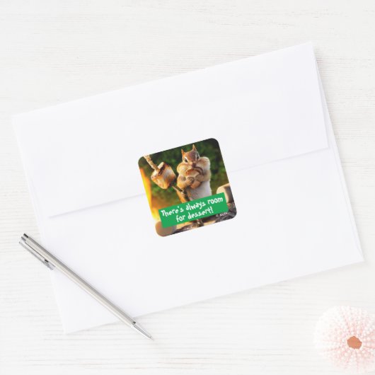 Chipmunk Eating Marshmallow Quadratischer Aufkleber (Umschlag)