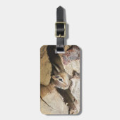 Chipmunk in einem Holzstapel Gepäckanhänger (Vorderseite vertikal)