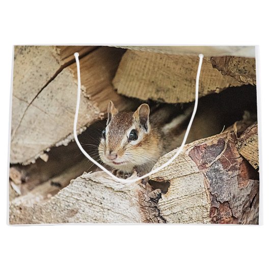 Chipmunk in einem Holzstapel Große Geschenktüte (Vorderseite)
