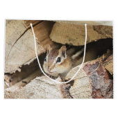 Chipmunk in einem Holzstapel Große Geschenktüte (Rückseite)